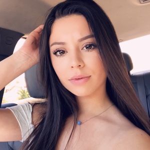 Meet your Posher, Larissa